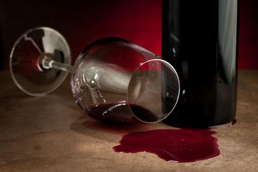 Quitar manchas de vino del mantel usando sal de mesa
