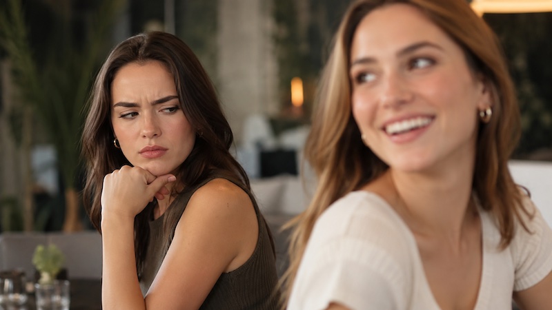 5 señales psicológicas de que alguien siente envidia de ti en secreto