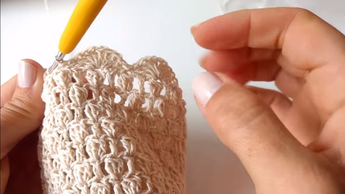 Descubre cómo vestir frascos a crochet (Portavelas) 14