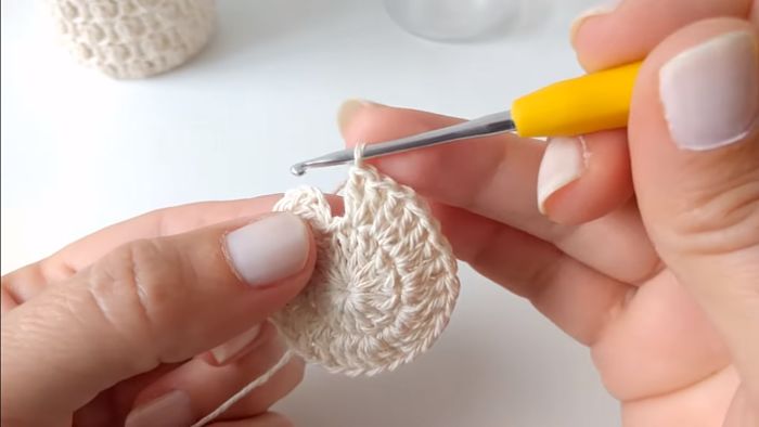 Descubre cómo vestir frascos a crochet (Portavelas) 6