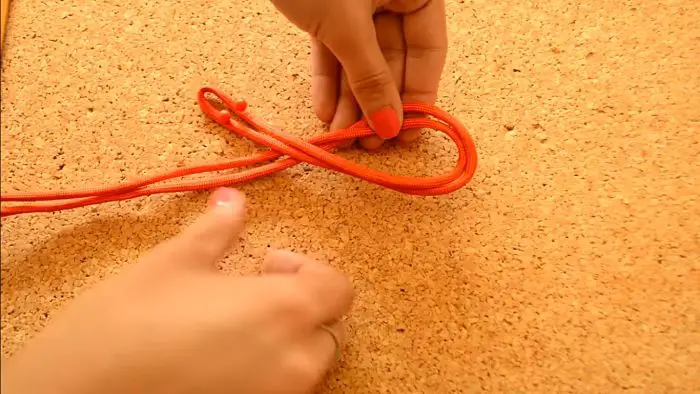 Mira cómo hacer un collar de nudos celta paso a paso 4